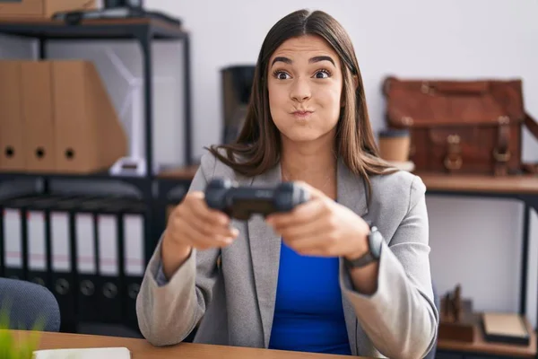 Een Spaanse Vrouw Die Kantoor Werkt Videospelletjes Speelt Met Een — Stockfoto