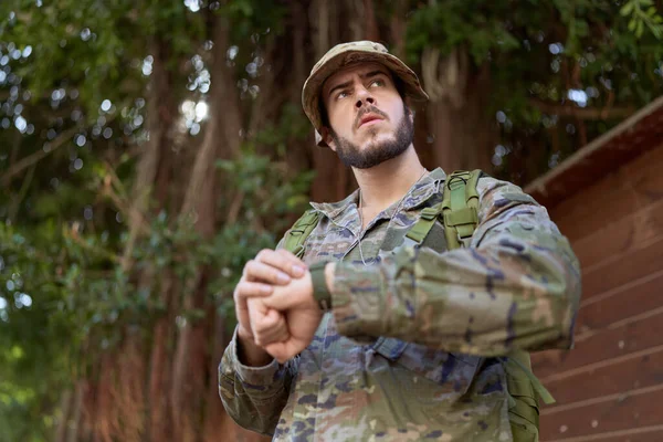 Giovane Uomo Ispanico Indossa Uniforme Soldato Guardando Orologio Parco — Foto Stock