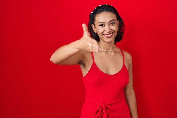 Mujer Hispana Joven Pie Sobre Fondo Rojo Sonriente Amistoso Ofreciendo —  Fotos de Stock