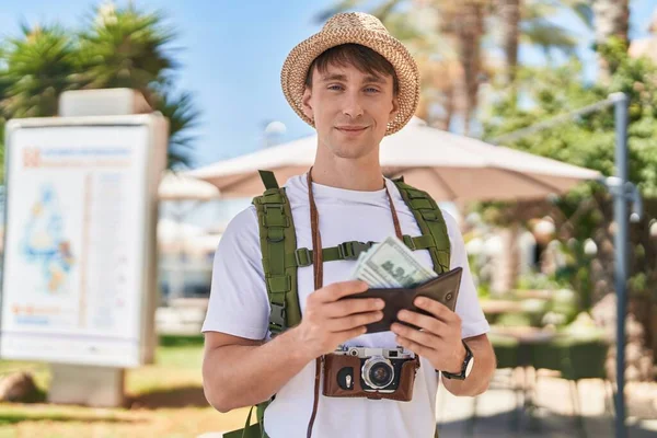 Giovane Turista Caucasico Uomo Sorridente Fiducioso Possesso Dollari Alla Terrazza — Foto Stock