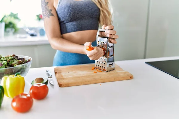 Junge Frau Kratzt Küche Möhre Für Salat — Stockfoto
