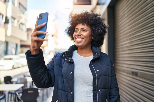 Африканська Американка Посміхається Впевнено Роблячи Селфі Смартфоном Вулиці — стокове фото