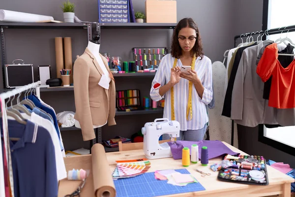 Young African American Woman Tailor Using Smartphone Atelier — Stock fotografie