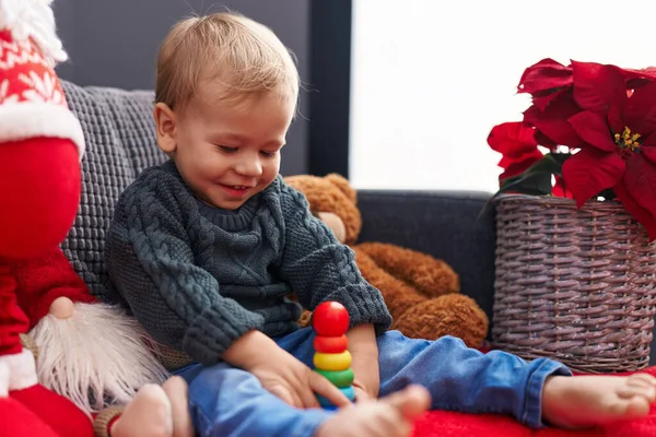 Bedårande Blont Barn Leker Med Tunnband Leksak Sitter Soffan Jul — Stockfoto