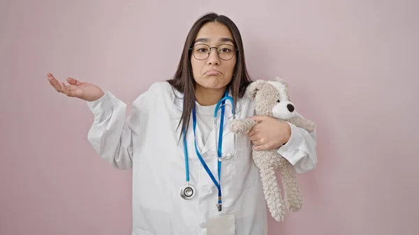Ung Vacker Latinamerikansk Kvinna Läkare Hålla Nalle Stående Aningslös Över — Stockfoto