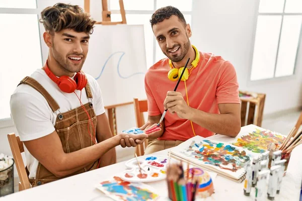 Dois Homens Hispânicos Casal Sorrindo Confiante Pintura Palma Mãos Estúdio — Fotografia de Stock