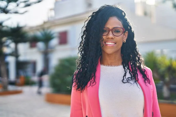 Afrykańska Amerykanka Wykonawcza Uśmiecha Się Pewnie Stojąc Parku — Zdjęcie stockowe
