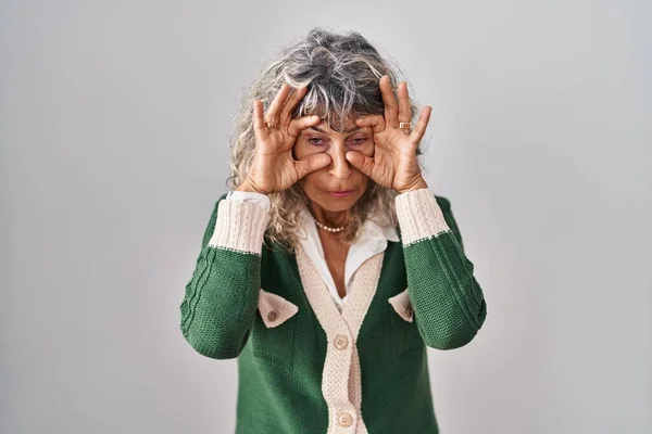 Kobieta Średnim Wieku Stojąca Białym Tle Próbująca Otworzyć Oczy Palcami — Zdjęcie stockowe