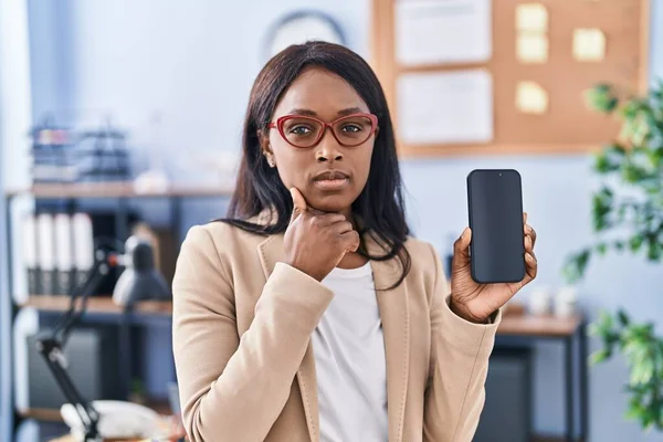 Afrykańska Młoda Kobieta Trzyma Smartfon Pokazując Pusty Ekran Poważna Twarz — Zdjęcie stockowe