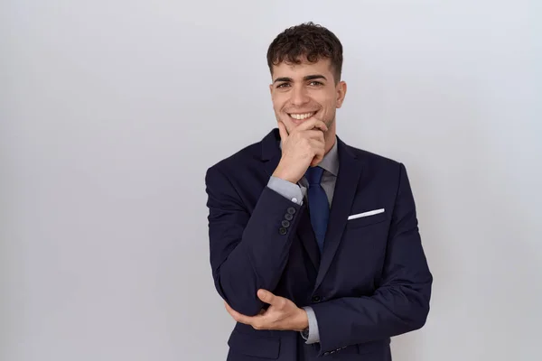 Der Junge Hispanische Geschäftsmann Anzug Und Krawatte Blickt Selbstbewusst Die — Stockfoto