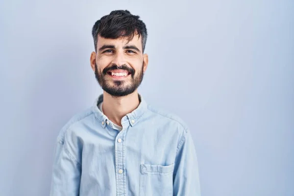 Homem Hispânico Jovem Com Barba Sobre Fundo Azul Com Sorriso — Fotografia de Stock