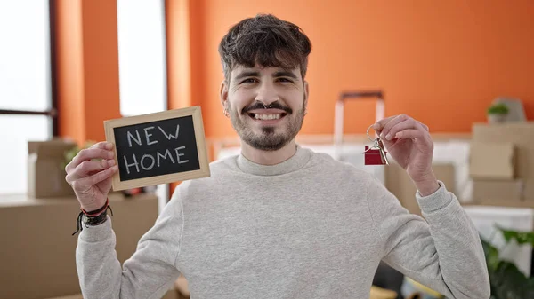 Jonge Spaanse Man Glimlacht Vol Vertrouwen Met Schoolbord Sleutels Een — Stockfoto