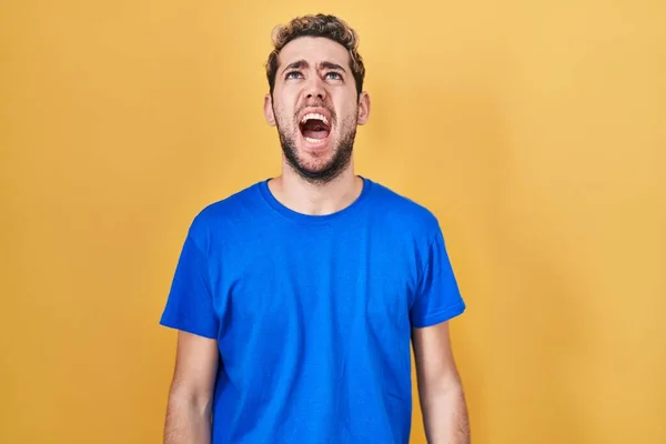 Hispanic Man Beard Standing Yellow Background Angry Mad Screaming Frustrated — Stockfoto