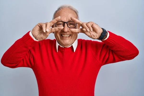 Senior Man Grey Hair Standing Isolated Background Doing Peace Symbol — Fotografia de Stock