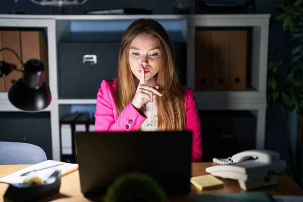 Genç Beyaz Bir Kadın Geceleri Ofiste Çalışıyor Parmakları Dudaklarında Sessiz — Stok fotoğraf
