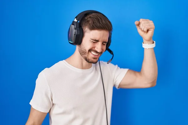 Ισπανόφωνος Άντρας Γενειάδα Ακούγοντας Μουσική Φορώντας Ακουστικά Χορεύοντας Χαρούμενος Και — Φωτογραφία Αρχείου