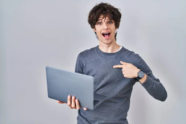 Молодий Чоловік Працює Допомогою Комп Ютерного Ноутбука Вказуючи Пальцем Одного — стокове фото