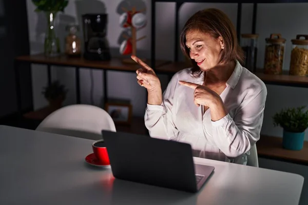 Mujer Hispana Mediana Edad Usando Laptop Casa Por Noche Sonriendo —  Fotos de Stock
