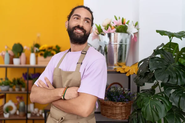 Jovem Homem Hispânico Florista Sorrindo Confiante Com Braços Cruzados Gesto — Fotografia de Stock