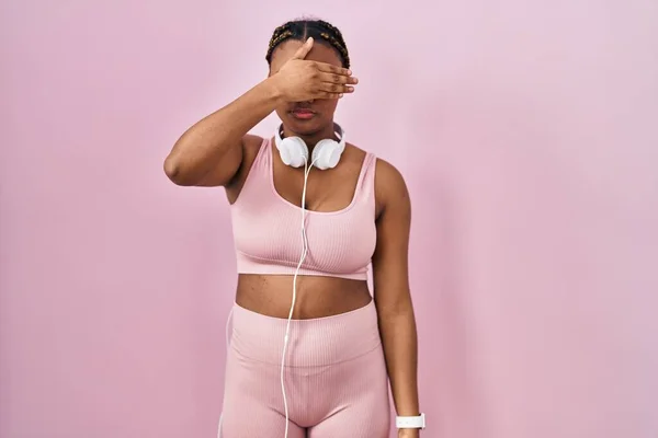 African American Woman Braids Wearing Sportswear Headphones Covering Eyes Hand — Stock Photo, Image
