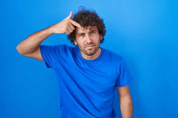 Hispanic Young Man Standing Blue Background Pointing Unhappy Pimple Forehead — Stock Photo, Image