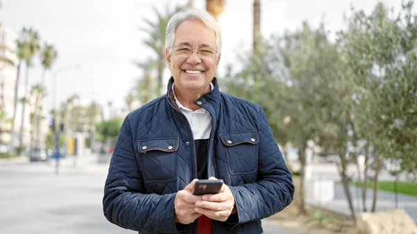 Hombre Mediana Edad Con Pelo Gris Usando Teléfono Inteligente Sonriendo —  Fotos de Stock