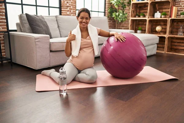 Junge Schwangere Frau Sitzt Auf Yogamatte Mit Pilatesball Und Lächelt — Stockfoto