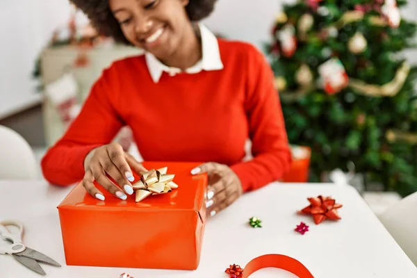 Jovem Afro Americana Sorrindo Confiante Embalagem Presente Natal Casa — Fotografia de Stock
