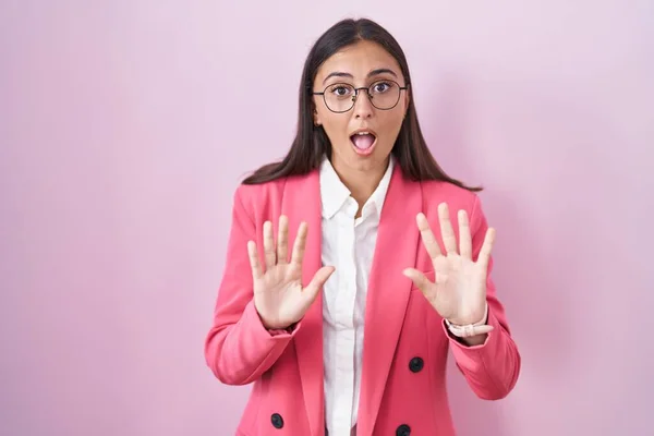 若いヒスパニック系の女性がビジネス服や眼鏡を着用し 恐怖表現を恐れて手でジェスチャーを停止し ショックで叫んでいる パニックの概念 — ストック写真