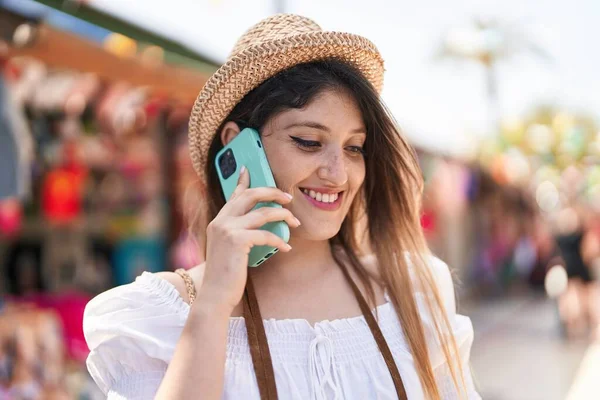 Giovane Donna Ispanica Turista Sorridente Fiducioso Parlando Smartphone Mercato Strada — Foto Stock