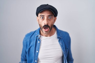 Sakallı İspanyol bir adam arka planda duruyor. Şaşırmış ve şaşırmış bir ifade, korku ve heyecanlı bir yüz ifadesi var.. 