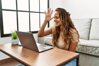 Evde işaret dili ile iletişim kuran güzel İspanyol bir kadın var.