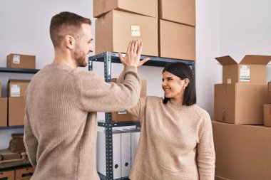 Erkek ve kadın dış ticaret işçileri beşlik çakın ve ellerinizi kaldırın.