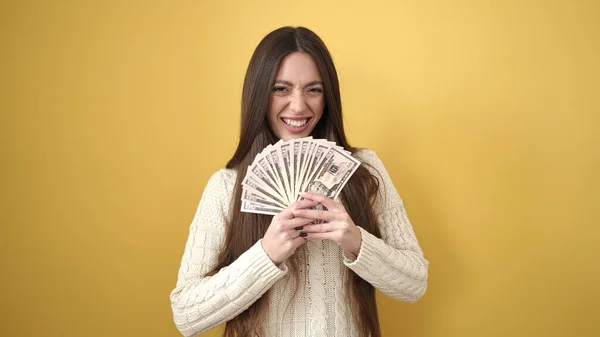 Joven Hermosa Mujer Hispana Sonriendo Confiada Sosteniendo Dólares Sobre Aislado — Foto de Stock