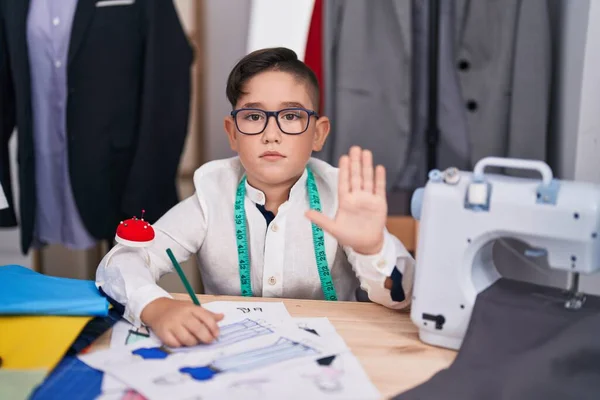 Jong Latijns Amerikaans Kind Kleermakerskamer Met Open Hand Doen Stopbord — Stockfoto