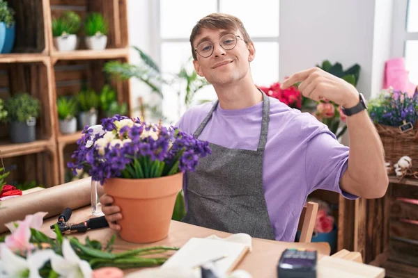 Caucasian Blond Man Working Florist Shop Looking Confident Smile Face — Stock Photo, Image