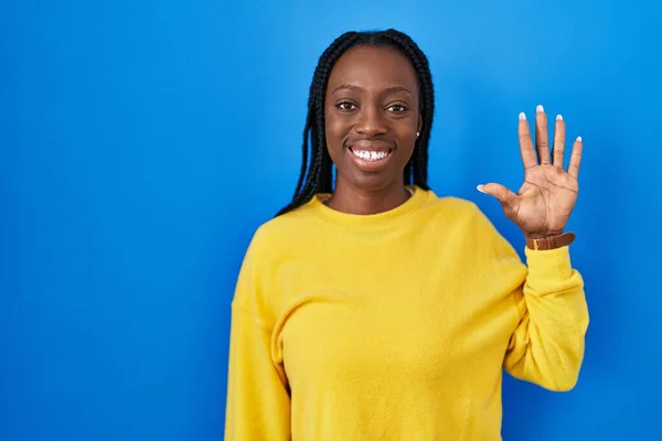 Mooie Zwarte Vrouw Staan Blauwe Achtergrond Tonen Wijzen Met Vingers — Stockfoto