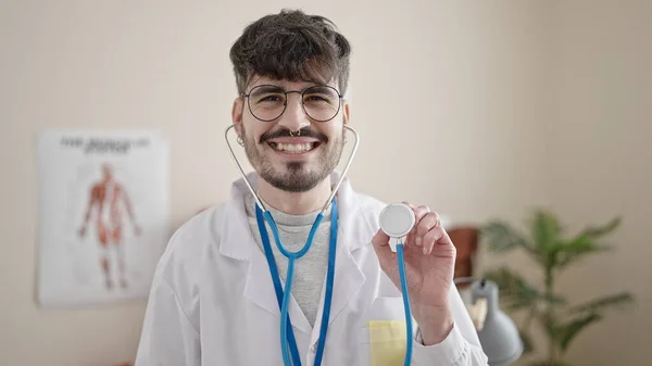 Fiatal Spanyol Férfi Orvos Kezében Sztetoszkóppal Klinikán — Stock Fotó