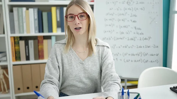 Junge Blonde Frau Die Mathematik Lehrt Sitzt Schreibtisch Der Bibliothek — Stockfoto