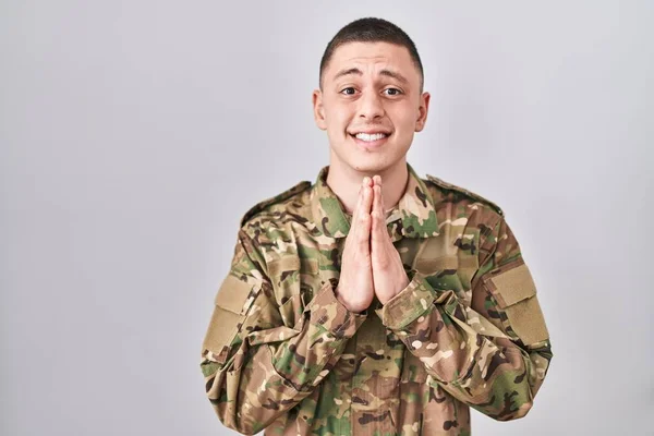 Ung Man Klädd Kamouflage Armé Uniform Med Händerna Tillsammans Förlåtelse — Stockfoto