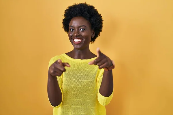 Afrikaanse Jonge Vrouw Staande Gele Studio Wijzend Naar Camera Met — Stockfoto