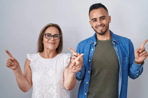 Hispanic Mor Och Son Står Tillsammans Leende Säker Pekar Med — Stockfoto