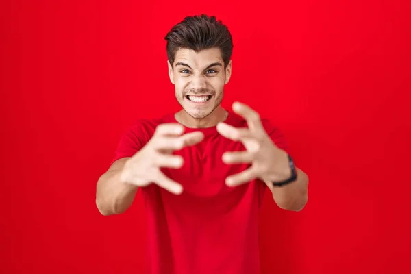 Young Hispanic Man Standing Red Background Shouting Frustrated Rage Hands — Stok fotoğraf