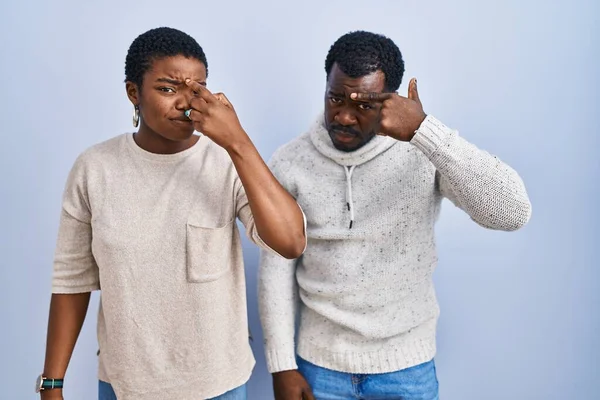 Jeune Couple Afro Américain Debout Sur Fond Bleu Pointant Ensemble — Photo