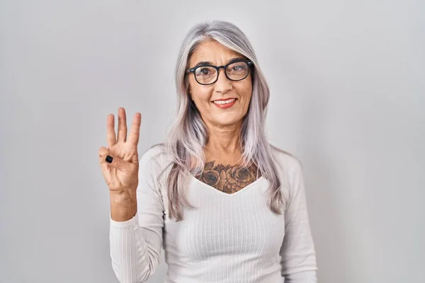 Mujer Mediana Edad Con Pelo Gris Pie Sobre Fondo Blanco —  Fotos de Stock