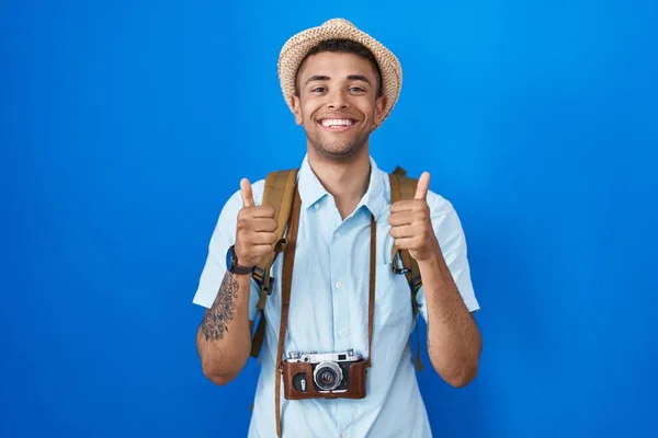 Jovem Brasileiro Segurando Sinal Sucesso Câmera Vintage Fazendo Gesto Positivo — Fotografia de Stock