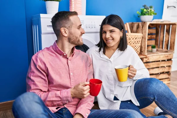 Man Woman Couple Drinking Coffee Waiting Washing Machine Laundry Room — 스톡 사진