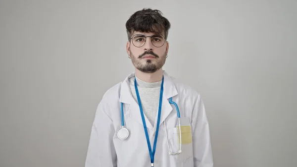 Jovem Hispânico Homem Médico Com Expressão Séria Sobre Fundo Branco — Fotografia de Stock