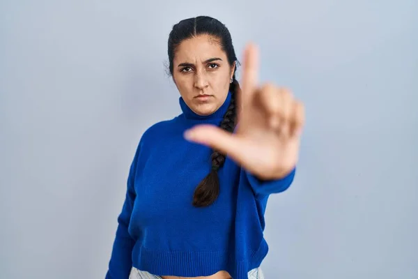 Młoda Latynoska Kobieta Stojąca Nad Odosobnionym Tłem Wskazująca Palcem Górę — Zdjęcie stockowe