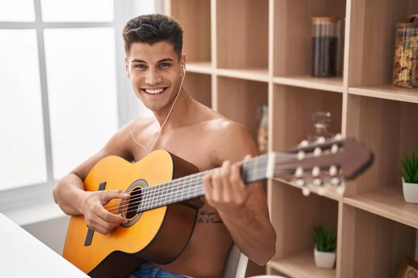 Jonge Latijns Amerikaanse Man Glimlacht Zelfverzekerd Spelen Klassieke Gitaar Thuis — Stockfoto